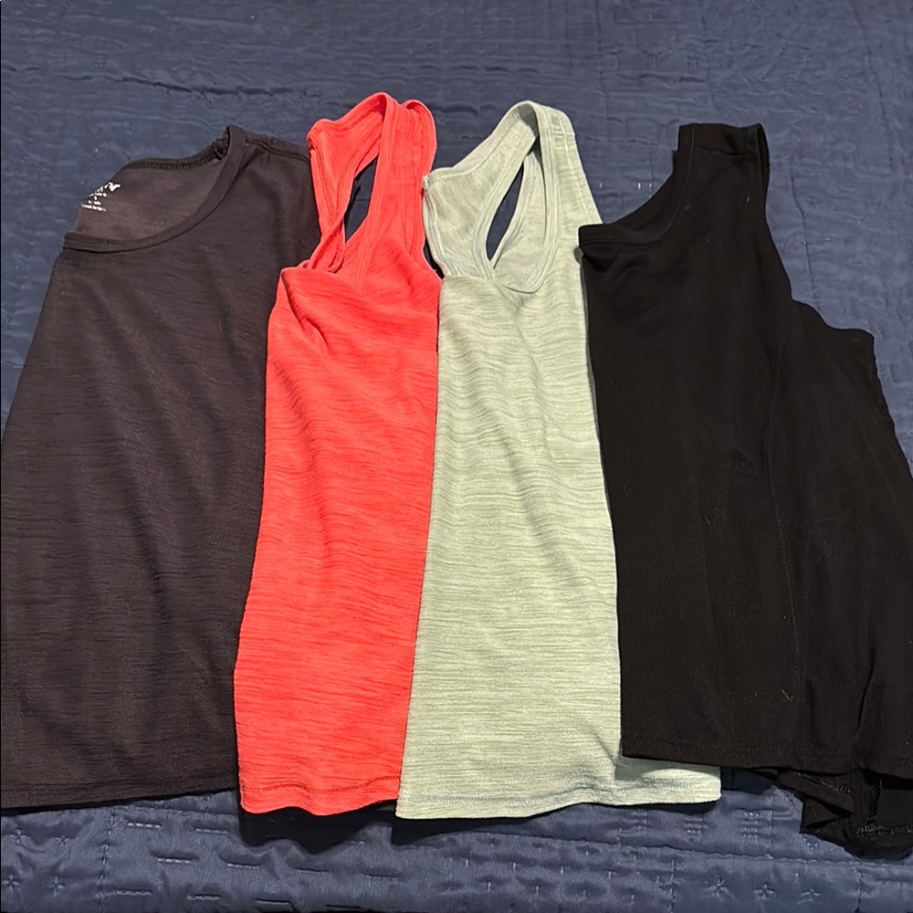 4 Old Navy Active crops